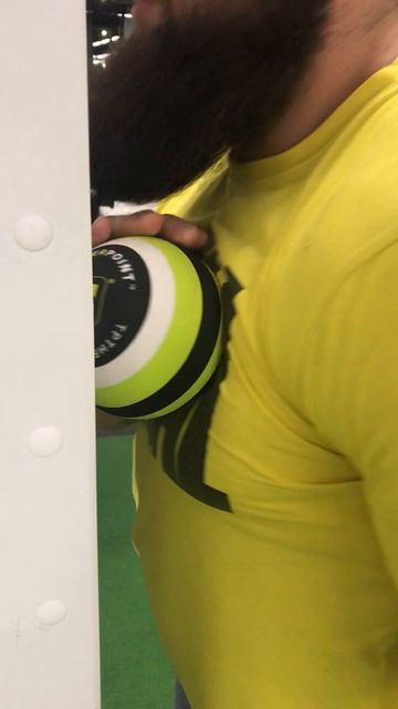 МФР грудной большим мячиком у стены