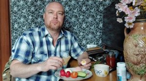 Мукбанг. На завтрак овощи, зелёный чеснок и яйца с колбасой