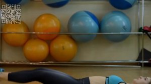 Красивая фитоняшка на растяжке в зале.