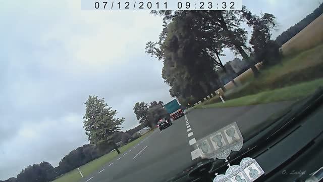 Обгоны в Польше по "полуторной" полосе. Европейские "спасибки".