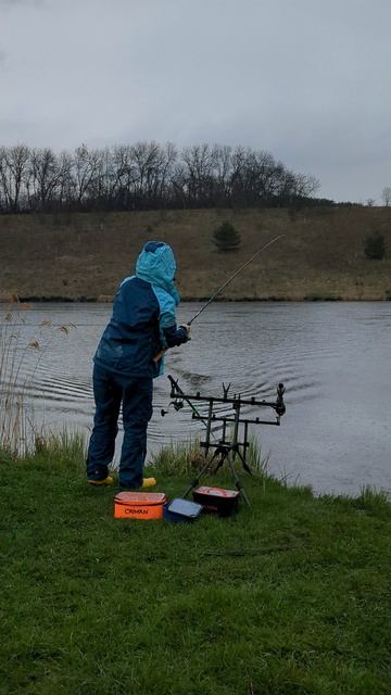 Беги Юля беги! рыбалка fishing рыбалканаозере кормачки рыбалканафидер ловля карась