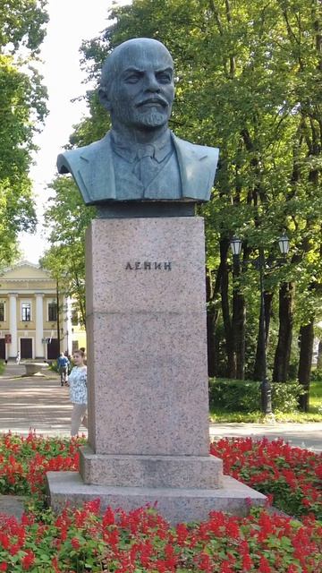 Памятник Ленину г. Гатчина. Ленинградская область