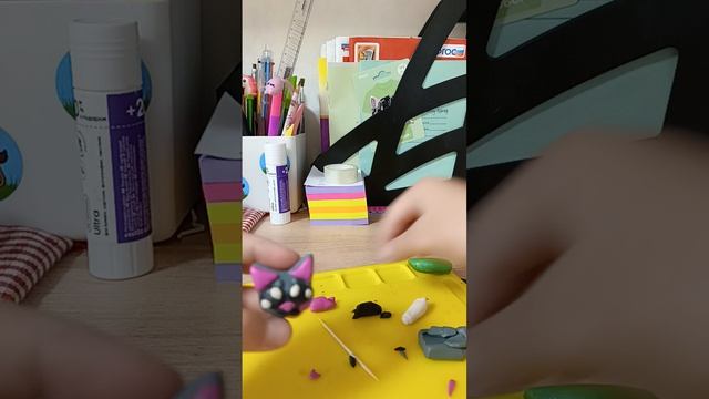 Лепим котика с цветочком своими руками😺