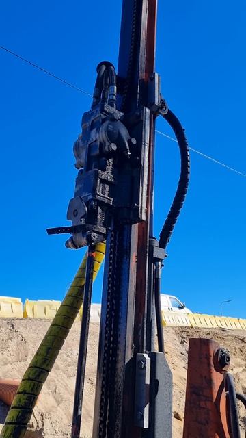 Чем бурят скалу на строительном участке.