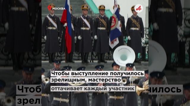 Симфония клинков и копыт: на Соборной площади прошла первая церемония развода караулов