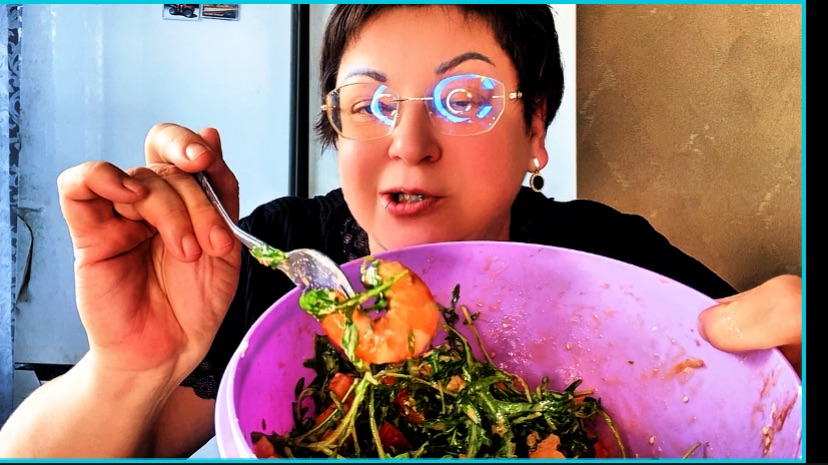 ОБАЛДЕННЫЙ салат, который не надо варить☝️Просто возьмите креветки👍Приготовила и ем/Мукбанг