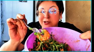 ОБАЛДЕННЫЙ салат, который не надо варить☝️Просто возьмите креветки👍Приготовила и ем/Мукбанг