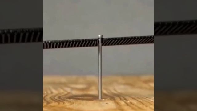 Бережем пальцы и аккуратно забиваем гвозди👍