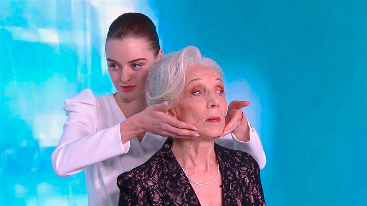 Продлеваем молодость: косметолог показала технику лимфодренажного массажа лица