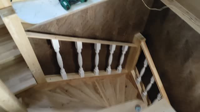 Как установить балясины и перила на деревянной лестнице