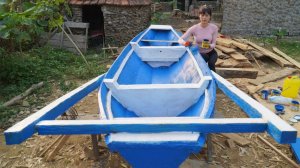 Простой способ сделать деревянную лодку: заделайте щели герметиком и нанесите водостойкую краску.