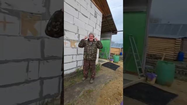 Топил баню, копали яму под кольца, чтобы начать делать в доме туалете и душ