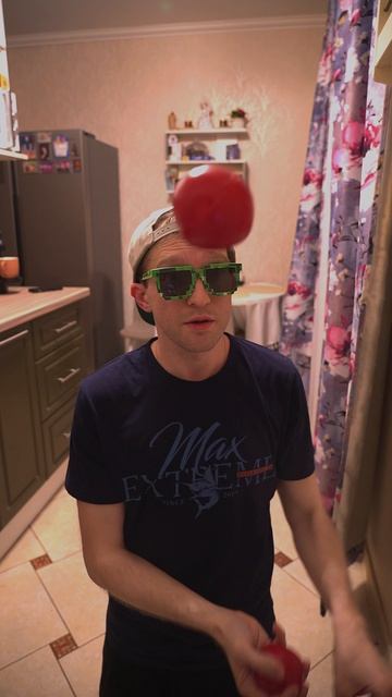 ЖЕНЬКА СПОРИТ С БАБУШКОЙ