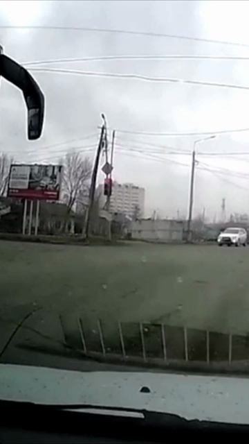 Чуть не столкнулись на перекрестке