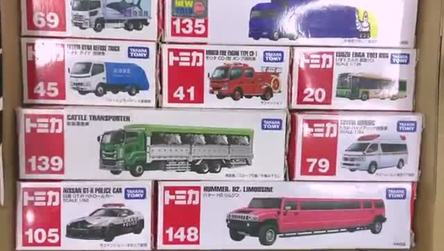 Мультики для детей . Мультики про машинки . Достаем из коробки разные машинки .