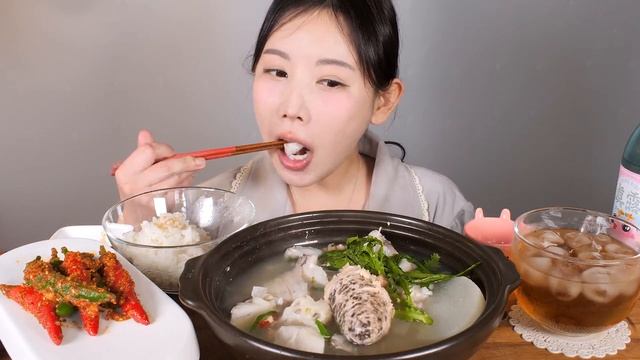 Кореянка ест суп из трески и молоки. 🍜 много еды. Корейцы едят на камеру. Мукбанг