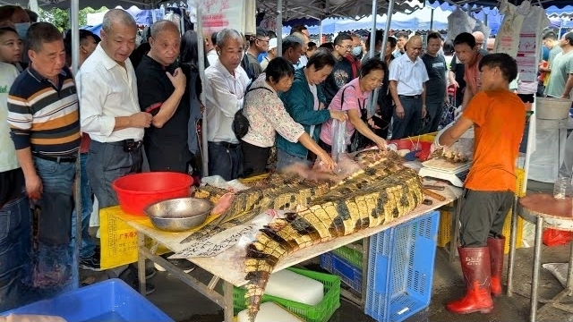 Самый необычный рынок в Китае. Крокодилы, кобры и легендарный тест на ножи