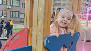 Алиса гуляет на детской площадке. Детям