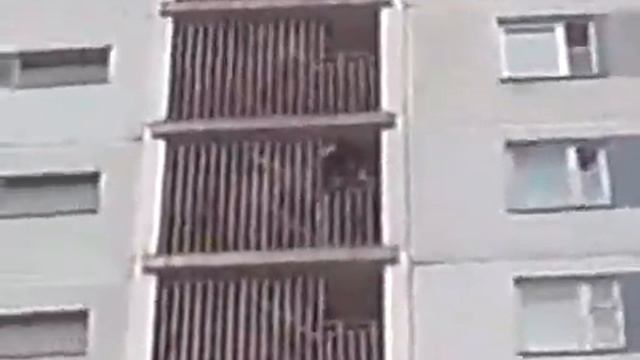 В 19 лет,залез на 19 этаж по балконам
Не повторять!
Выполнено профессиональным каскадёром!