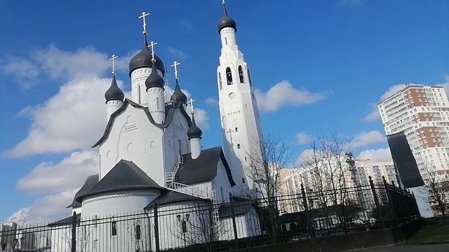 Просто прогулка у Храма Апостола Петра в Красную горку