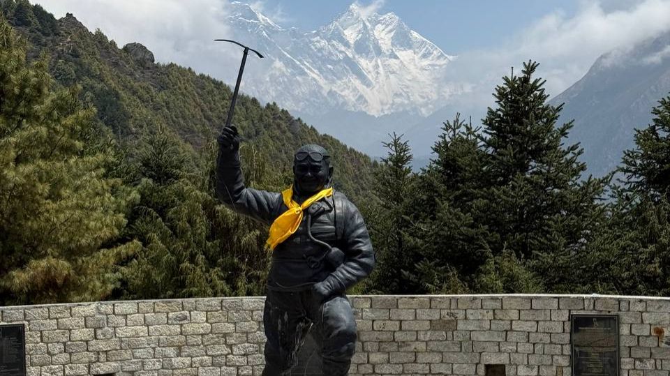 Команда «Эверест-26» на отдыхе Намче Базаре посетила памятник Тенцингу Норгею