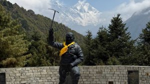 Команда «Эверест-26» на отдыхе Намче Базаре посетила памятник Тенцингу Норгею