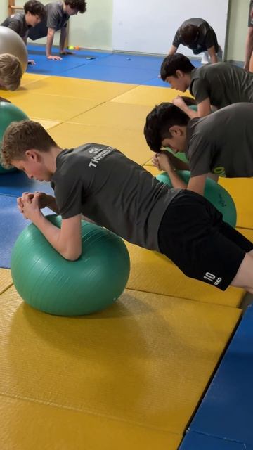 Планка со сгибанием бедра