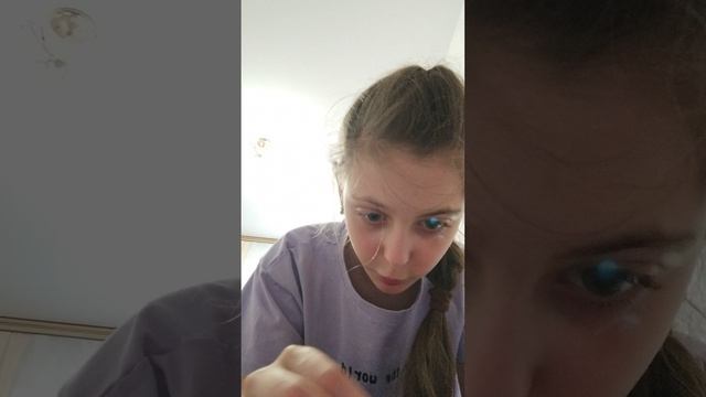 распаковка шоколадных яичек.