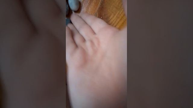 показываю камни из Сочи