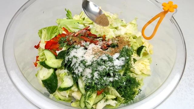 Рецепт видео 2026. Быстрый салат из молодой капусты и огурцов!  коротко и понятно