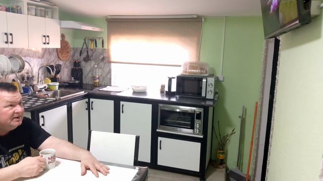 Сидим на новой кухни.