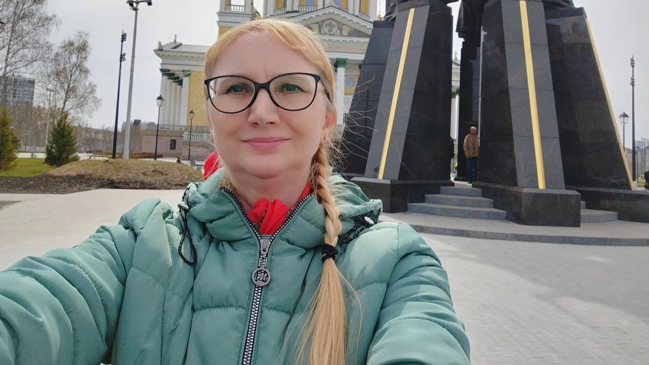 Позвонила в колокола на улице