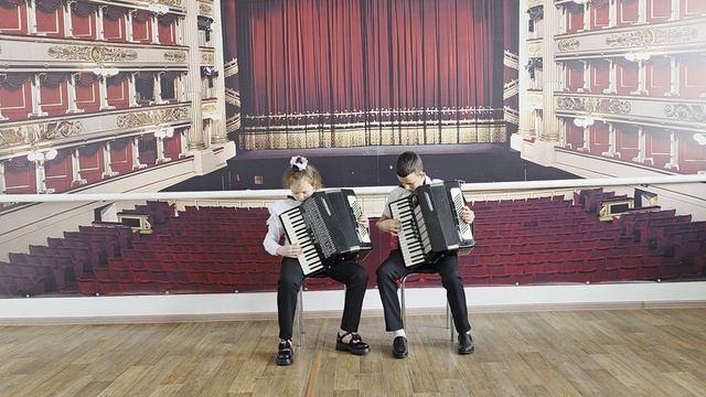 Дуэт аккордеонистов 
Крамарь Александра-Ермош Николай
1000098307.mp4