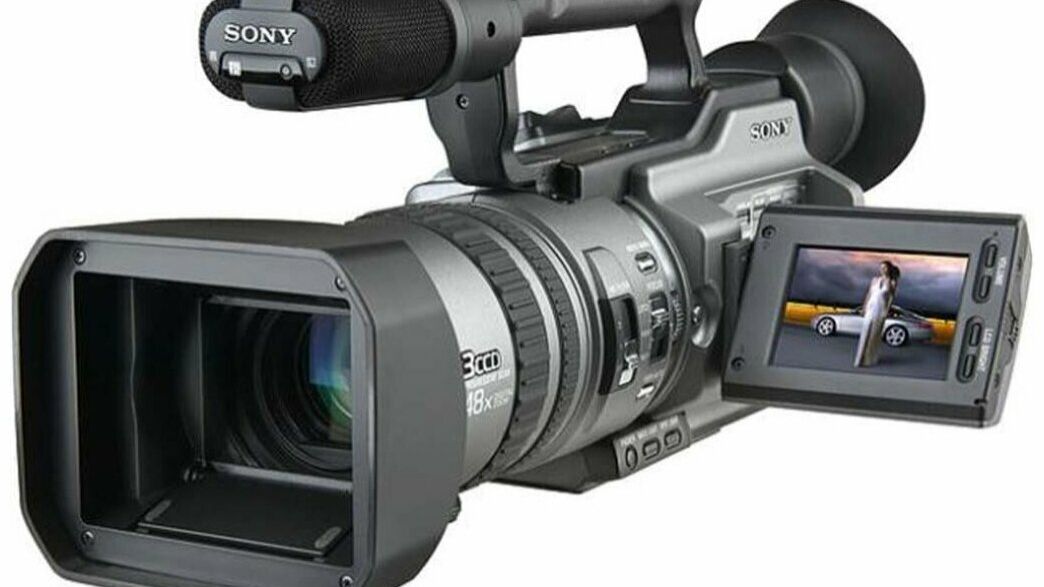 ИГРАЮ В ИГРУ ГДЕ ВЫ ДОЛЖНЫ СНИМАТЬ СВОИХ ДРУЗЕЙ НА КАМИРУ