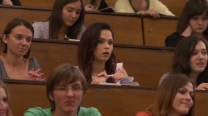 Сваты. Кирилл рисует Женю на доске и осыпает мелом