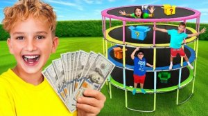 Последний, кто покинет батутную башню, выиграет 10 000 долларов!