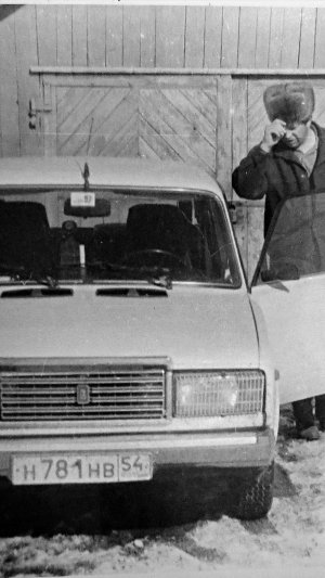 Шофёр садится, машина трогается