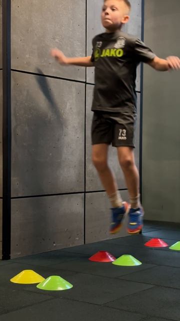 Прыжок в отскок через мини барьеры