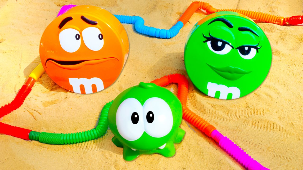 Ам Ням выращивает конфеты M&M's! Видео для малышей про игрушки Om Nom