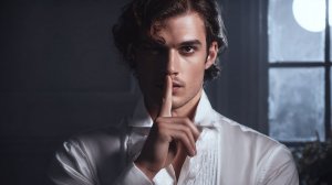 Не заметила луна...