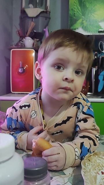 Рома кушает