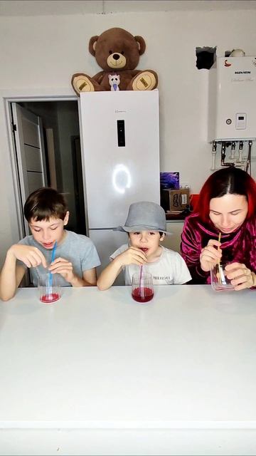 Кто быстрее
#медведевы #дети #семья #семьямедведевых #семейныйчеллендж #игрысдетьми #игрысдетьмидома