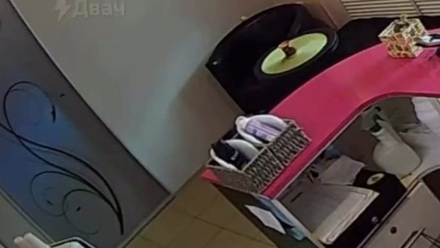 😳Мужчина залез в кабинку солярия к незнакомой даме и украл её трусы в Ростове-на-Дону.