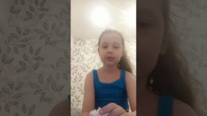 я показываю свою одежду и и свои маски