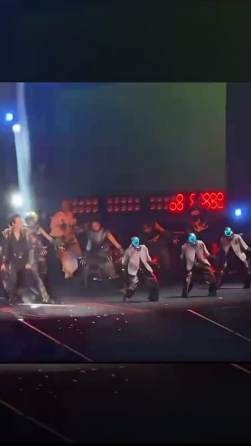 В Китае роботы в подтанцовке у артистов