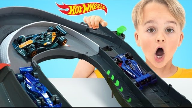 Дети играют с новым гоночным набором Hot Wheels Formula 1