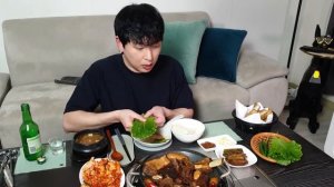 Кореец ест говяжьи ребра. Мукбанг. Корейцы едят на камеру. 🤤 залипательно