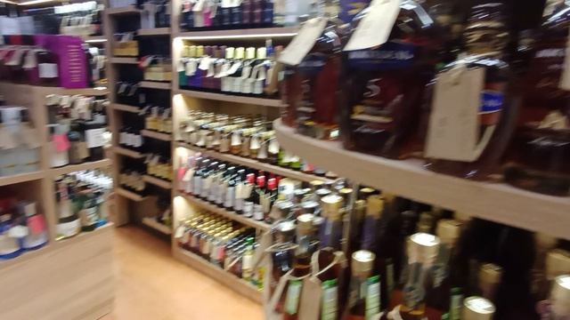 Чернобаева Л.П.19.04.2026г. гуляет с сыном Данилом в бухте Балаклава-Севастополь.
Пьём винишко!