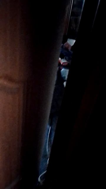 Пьяным сосед забывает ключи и в какую сторону открываются двери поэтому живёт без замков!