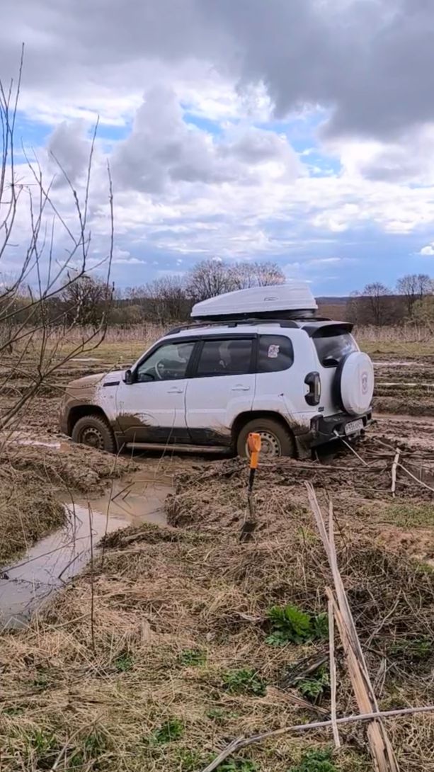 Отличный пример, для чего нужно возить с собой нормальный буксировочный трос.
